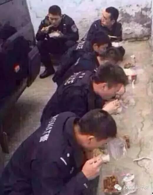 有人打架警方吃瓜视频,执法态度引关注