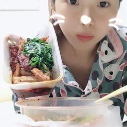 好利来烟枪哥吃瓜视频,吃瓜群众围观甜蜜对决