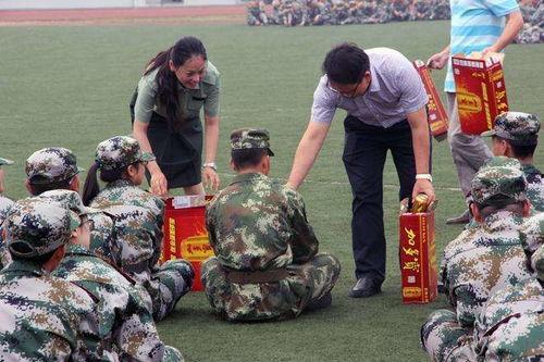 军训跳舞吃瓜学校视频,校园舞蹈视频中的欢乐瞬间