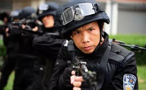 特警抓捕吃瓜女孩的视频,吃瓜女孩事件全程回顾