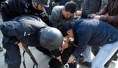 特警抓捕吃瓜女孩的视频,吃瓜女孩事件全程回顾