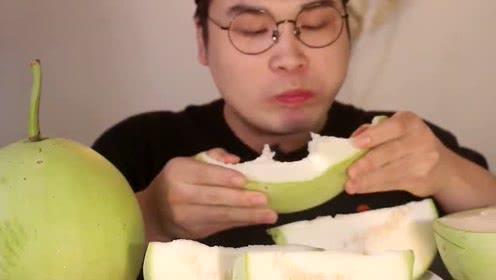小帅哥吃的葫芦瓜视频,趣味横生美食瞬间