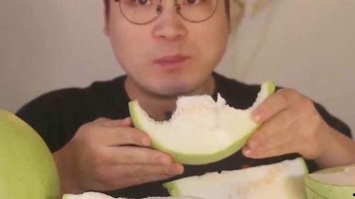 小帅哥吃的葫芦瓜视频,趣味横生美食瞬间