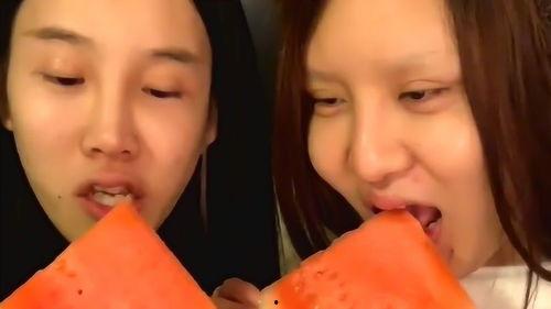 吃瓜视频辣眼睛,辣眼睛！吃瓜视频带你领略“辣眼”瞬间