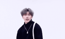 蔡徐坤带粉丝吃瓜视频,甜蜜互动引网友热议