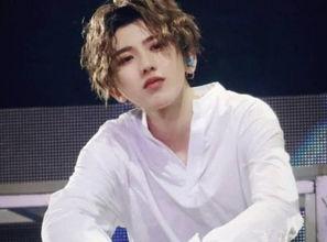 蔡徐坤带粉丝吃瓜视频,甜蜜互动引网友热议