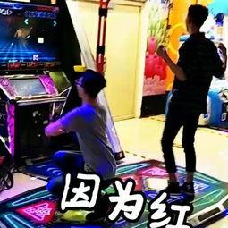 美女跳舞整蛊吃瓜视频,意外整蛊吃瓜群众，笑料百出！