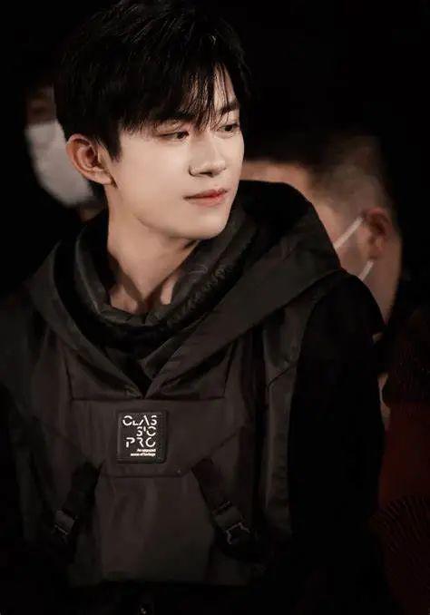 易烊千玺吃瓜娱乐视频