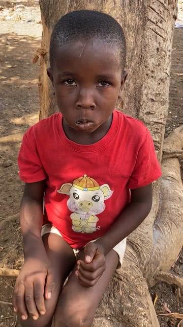 非洲黑人小孩吃瓜视频,展现纯真童趣