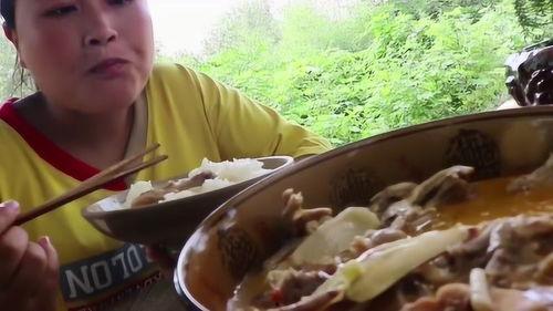 呆瓜在公园里吃鸭子视频,萌态十足引围观