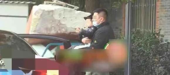 拿着吃瓜视频卖钱违法吗,揭秘拿着吃瓜视频卖钱的合法性边界