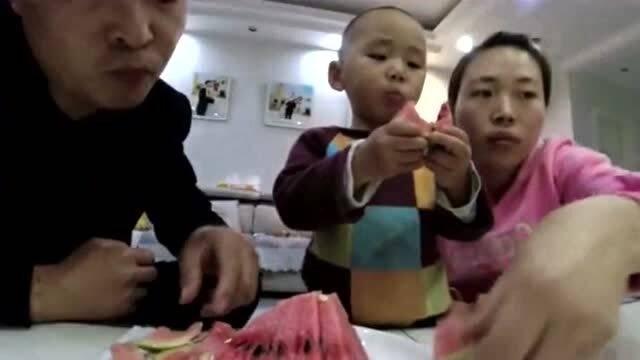 吃瓜孩子叫妈妈视频