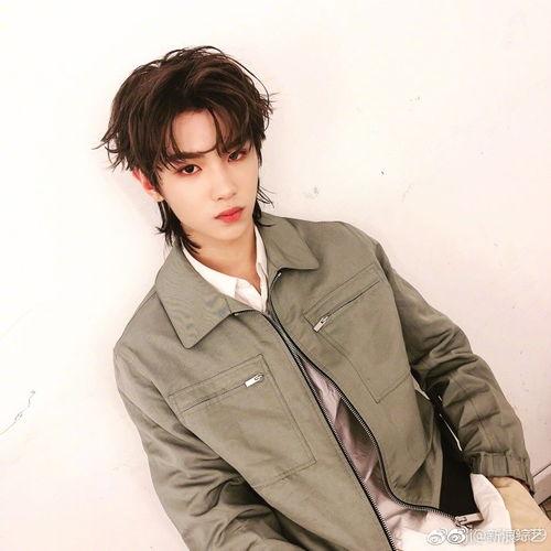 明星吃瓜黄明昊视频,明星圈幕后趣事大揭秘