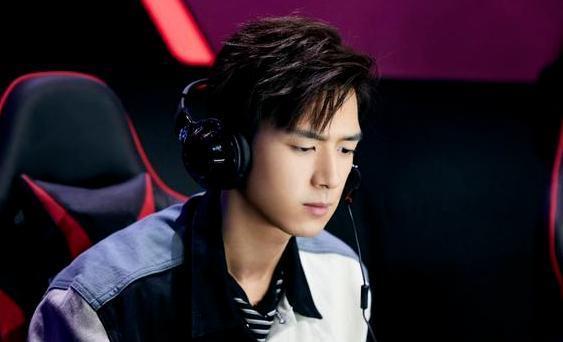 明星吃瓜黄明昊视频,明星圈幕后趣事大揭秘