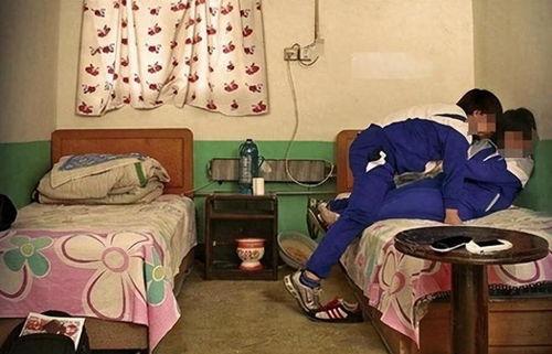 男生女生在宿舍视频吃瓜,男女同学共度欢乐时光