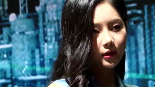 美女吃瓜变成怪兽视频,美女吃瓜瞬间变身怪兽，惊悚视频曝光