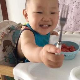 大人吵架孩子吃瓜视频,见证大人吵架的童年阴影